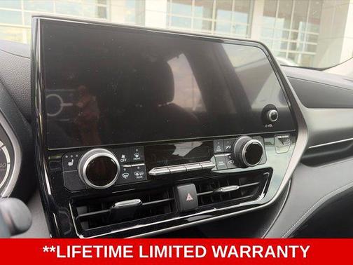 Celestial Silver Metallic 2023 Toyota Highlander XLE
