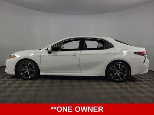 Super White 2019 Toyota Camry SE