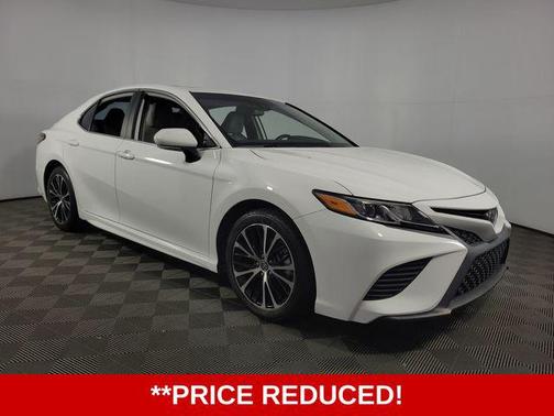 Super White 2019 Toyota Camry SE
