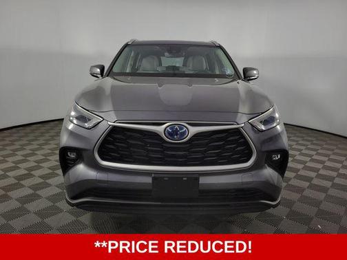 Magnetic Gray Metallic 2022 Toyota Highlander Hybrid XLE
