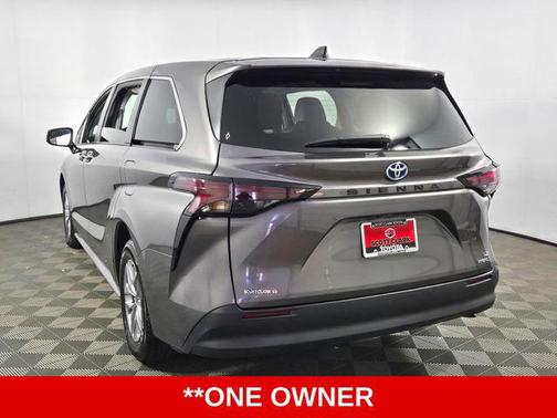 2024 Toyota Sienna LE
