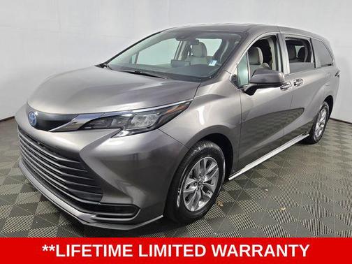 2024 Toyota Sienna LE