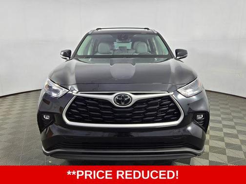 Midnight Black Metallic 2023 Toyota Highlander XLE