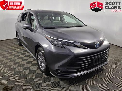 Magnetic Gray Metallic 2025 Toyota Sienna XLE