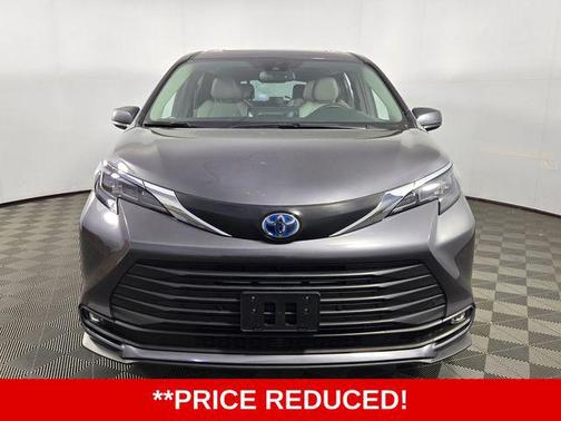 Magnetic Gray Metallic 2025 Toyota Sienna XLE