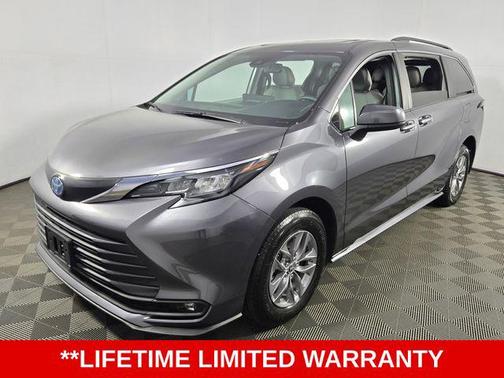 Magnetic Gray Metallic 2025 Toyota Sienna XLE