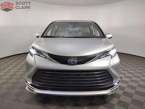 2022 Toyota Sienna XLE 8 Passenger