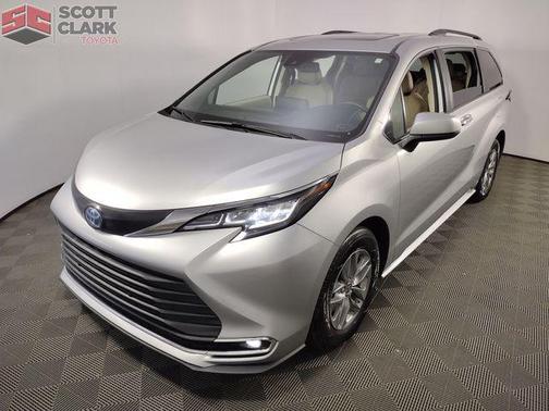 2022 Toyota Sienna XLE 8 Passenger