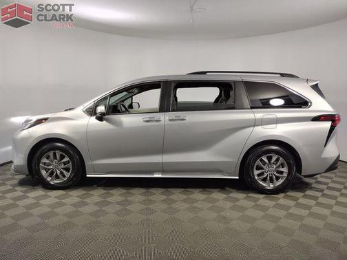 2022 Toyota Sienna XLE 8 Passenger
