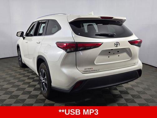 Midnight Black Metallic 2021 Toyota Highlander XLE
