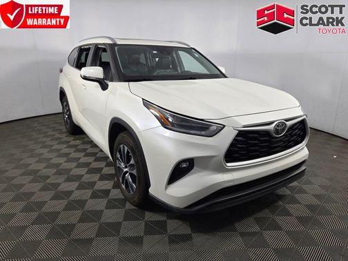 Midnight Black Metallic 2021 Toyota Highlander XLE
