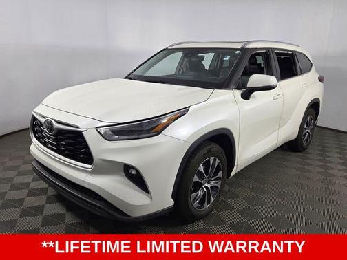 Midnight Black Metallic 2021 Toyota Highlander XLE