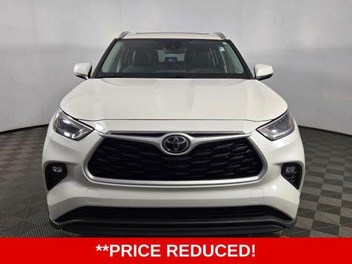 Midnight Black Metallic 2021 Toyota Highlander XLE