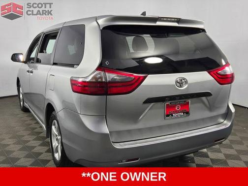 2020 Toyota Sienna SE
