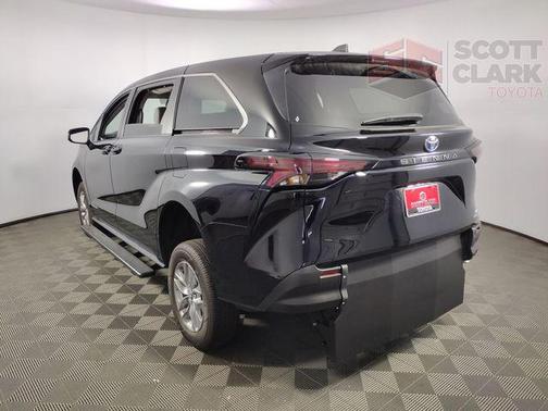 2024 Toyota Sienna LE