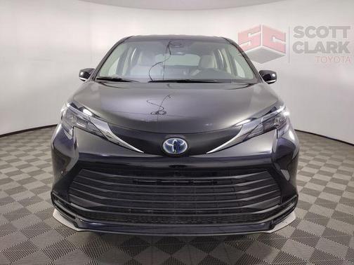 2024 Toyota Sienna LE