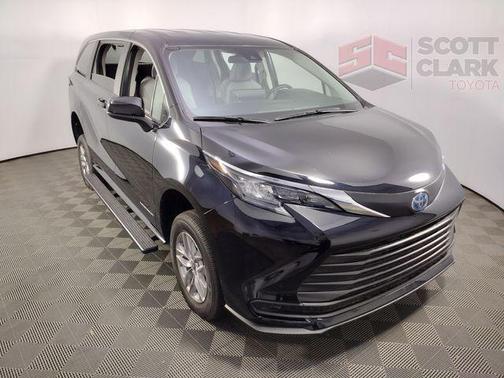 2024 Toyota Sienna LE