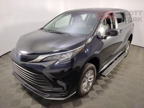 2024 Toyota Sienna LE