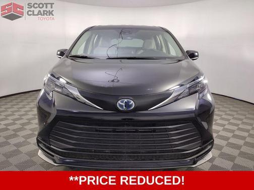 2024 Toyota Sienna LE