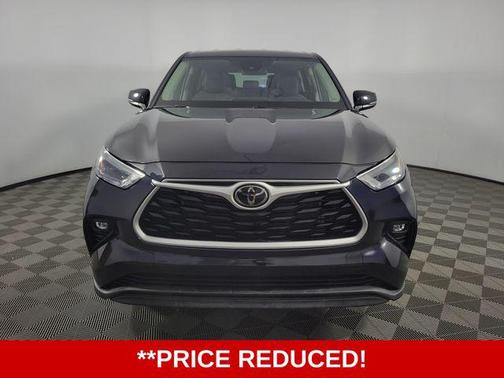 Midnight Black Metallic 2024 Toyota Highlander LE
