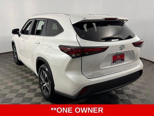 Pearl 2025 Toyota Highlander XLE