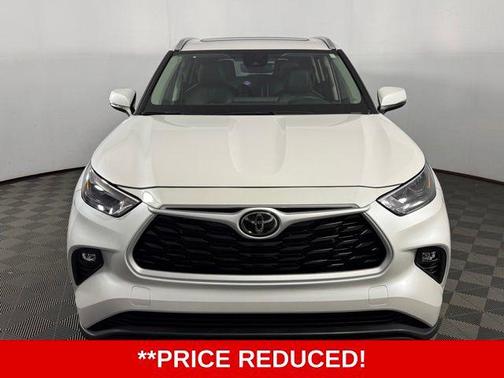 Pearl 2025 Toyota Highlander XLE