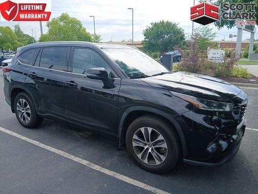 Midnight Black Metallic 2021 Toyota Highlander XLE