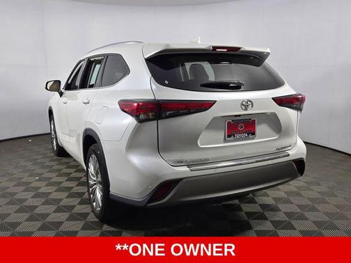 Pearl 2023 Toyota Highlander Platinum