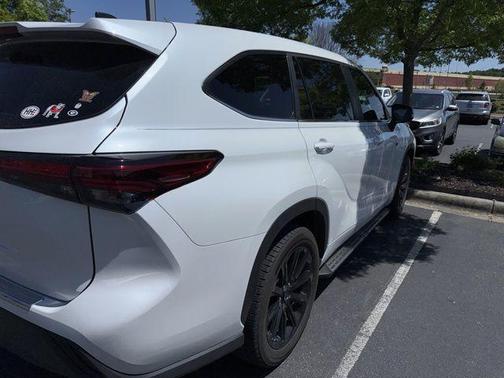 Pearl 2023 Toyota Highlander L