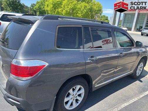 Magnetic Gray Metallic 2013 Toyota Highlander SE
