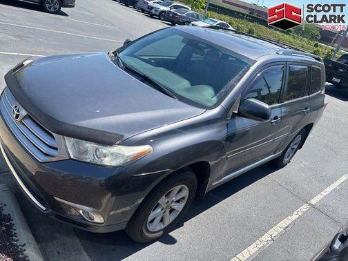 Magnetic Gray Metallic 2013 Toyota Highlander SE