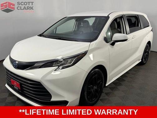 2022 Toyota Sienna LE