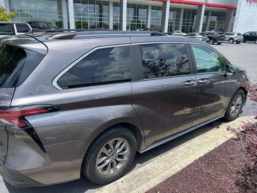 2021 Toyota Sienna XLE 8 Passenger