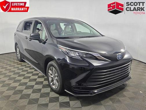 2025 Toyota Sienna LE