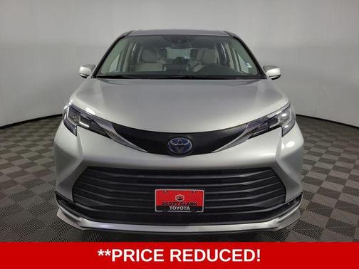 Celestial Silver Metallic 2022 Toyota Sienna LE