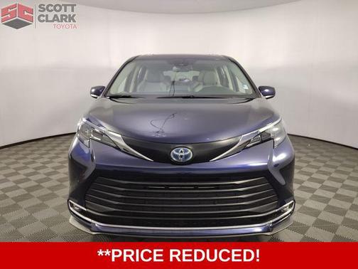2024 Toyota Sienna XLE 8 Passenger
