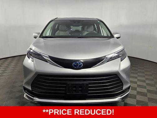 Celestial Silver Metallic 2025 Toyota Sienna LE