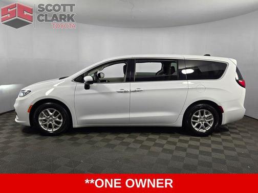 Bright White Clearcoat 2023 Chrysler Pacifica Touring L