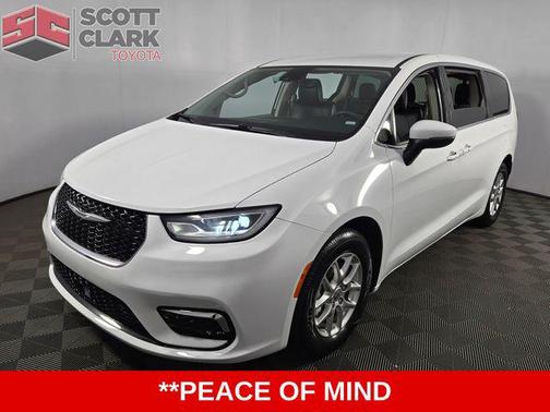 Bright White Clearcoat 2023 Chrysler Pacifica Touring L
