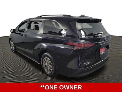 2022 Toyota Sienna LE