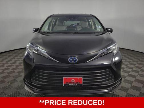 2022 Toyota Sienna LE