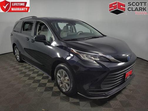 2022 Toyota Sienna LE