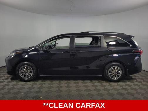 2022 Toyota Sienna LE