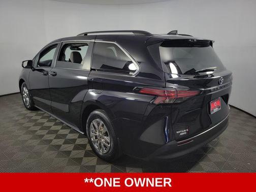 2022 Toyota Sienna LE