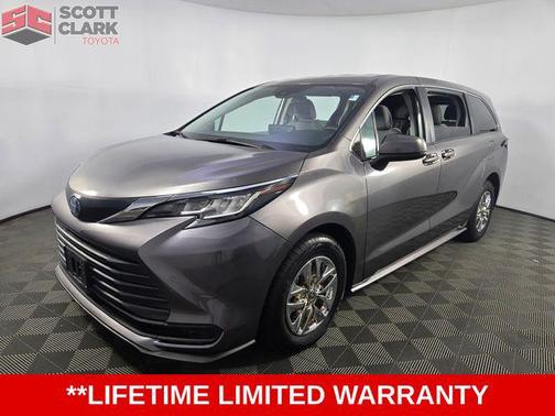 2022 Toyota Sienna LE