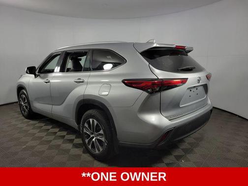 Celestial Silver Metallic 2022 Toyota Highlander XLE
