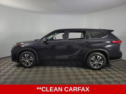 Midnight Black Metallic 2023 Toyota Highlander Hybrid XLE