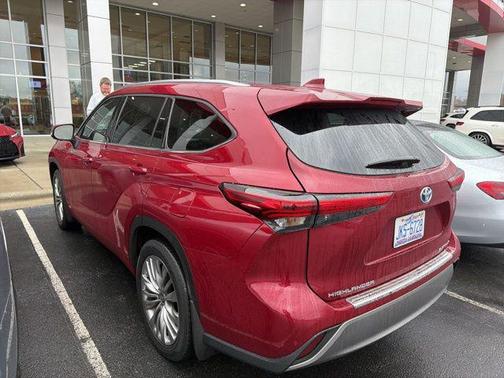 2023 Toyota Highlander Hybrid Platinum