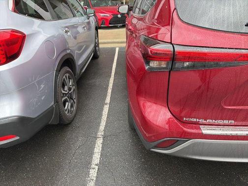 2023 Toyota Highlander Hybrid Platinum