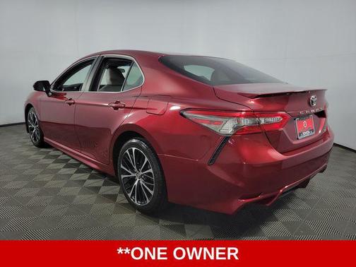 Pearl 2018 Toyota Camry SE